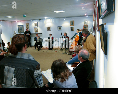 Parigi, Francia, Live Camera Francese delle prestazioni musicali in 'Musee de la Prefecture de Paris", il museo della Polizia, musicisti eseguendo Foto Stock