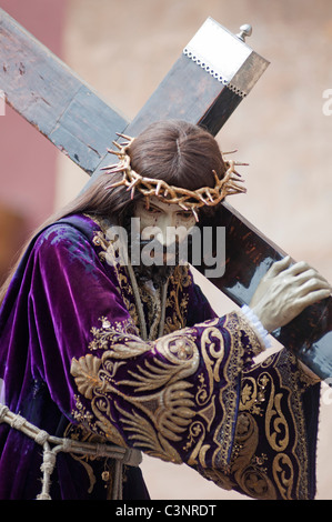 Statua di Gesù Cristo da Francisco Salzillo portato attraverso le strade della città di Murcia, Sulla Pasqua Venerdì Santo, sud orientale della Spagna Foto Stock