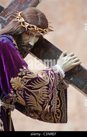 Statua di Gesù Cristo da Francisco Salzillo portato attraverso le strade della città di Murcia, Sulla Pasqua Venerdì Santo, sud orientale della Spagna Foto Stock