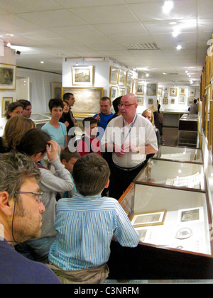 Parigi, Francia, guida turistica maschile gruppi che parlano con persone in visita al Musee de la Prefecture de Paris, Museo della polizia, Foto Stock