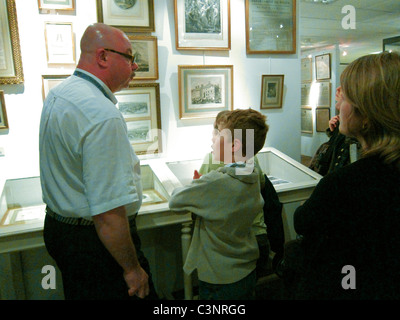 Parigi, Francia, guida turistica maschile gruppi che parlano con persone in visita al Musee de la Prefecture de Paris, Museo della polizia, Foto Stock