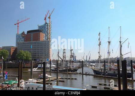 Elbphilharmonie di Amburgo, Germania durante la costruzione - Vista dal porto Foto Stock