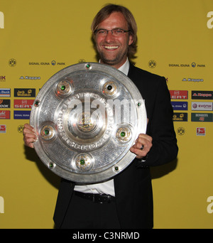 Juergen Klopp, allenatore della Bundesliga tedesca club Borussia Dortmund detiene la Football League Championship trophy Foto Stock