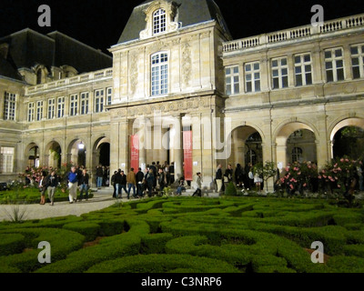 Parigi, Francia, folla di persone, turisti, visita al Museo Carnavalet, Musee de l'Histoire, Museo della città di Parigi, Musees des Nuit, Giardini francesi, eventi nei giardini Foto Stock