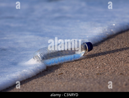 L'uomo ha fatto cestino lavaggi fino sul Cornish Coast Foto Stock