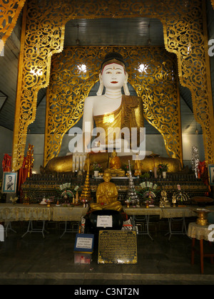 Interno e l'immagine del Buddha a Wat Jong Kham, uno dei Shan/stile Burmese templi a Mae Hong Son, Thailandia. Foto Stock