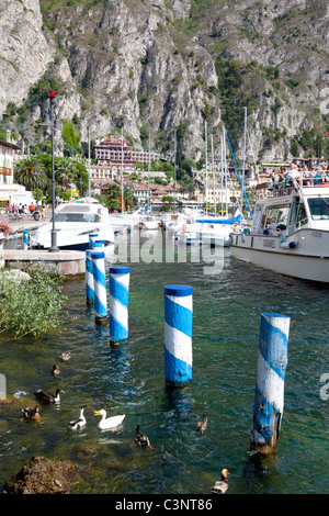 Barca in Porto Nuovo, Limone sul Garda Lago di Garda, Italia Foto Stock