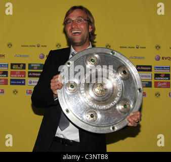 Juergen Klopp, allenatore della Bundesliga tedesca club Borussia Dortmund detiene la Football League Championship trophy Foto Stock