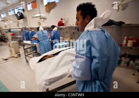 Esperti forensi eseguire autopsie sulle vittime di farmaco tiri e consegne al Juarez città laboratorio forense Juarez, Messico Foto Stock