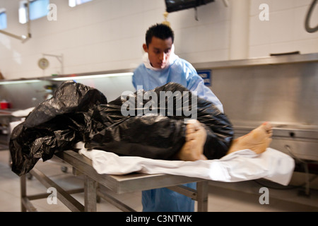 Esperti forensi eseguire autopsie sulle vittime di farmaco tiri e consegne al Juarez città laboratorio forense Juarez, Messico Foto Stock