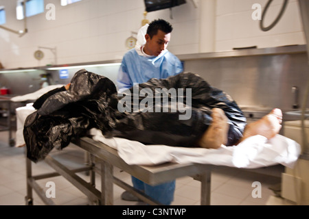 Esperti forensi eseguire autopsie sulle vittime di farmaco tiri e consegne al juarez città laboratorio forense juarez, Messico Foto Stock