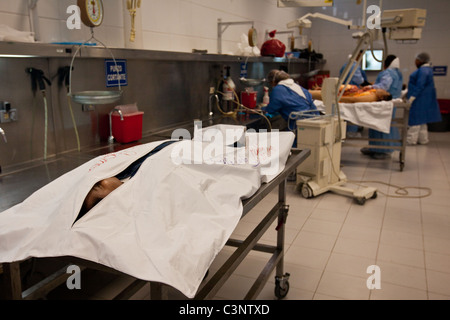 Esperti forensi eseguire autopsie sulle vittime di farmaco tiri e consegne al Juarez città laboratorio forense Juarez, Messico Foto Stock