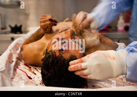 Esperti forensi eseguire autopsie sulle vittime di farmaco tiri e consegne al Juarez città laboratorio forense Juarez, Messico Foto Stock