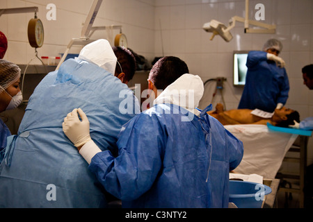 Esperti forensi eseguire autopsie sulle vittime di farmaco tiri e consegne al Juarez città laboratorio forense Juarez, Messico Foto Stock