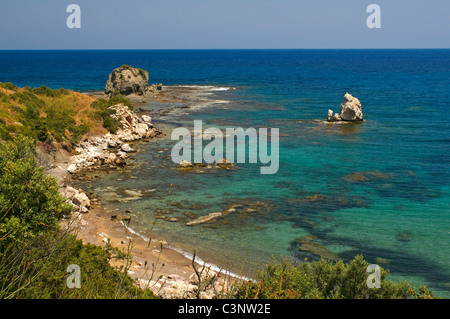 Il selvaggio, robusto e vuoto costiera tra Latsi e i Bagni di Afrodite sulla costa ovest della penisola di Akamas Foto Stock