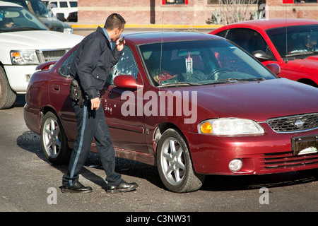 Juarez look di polizia in una macchina in cui il conducente è stato ucciso momenti in precedenza nelle Guerre della droga Juarez, Messico Foto Stock