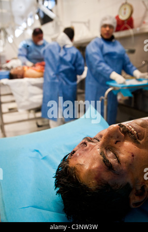 Esperti forensi eseguire autopsie sulle vittime di farmaco tiri e consegne in Juarez, Mex Foto Stock