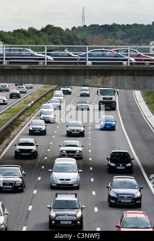 Heavy Rush Hour di traffico su autostrada. M3, Surrey. Foto Stock