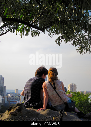 Parigi, Francia, romantica giovane coppia turisti adolescenti estate, seduti in Urban Park, Parc des Buttes Chaumont, guardare paesaggio, rapporto adolescenziale Foto Stock