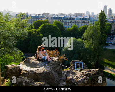 Parigi, Francia, giovani coppie di turisti adolescente estate, seduta in Parco Urbano, Parc des Buttes Chaumont, seduta nel paesaggio, rapporti tra gli adolescenti Foto Stock