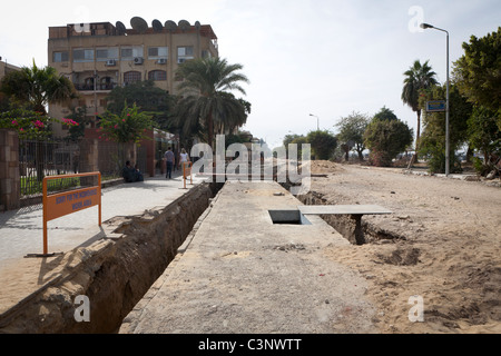 Visualizzare lavori di costruzione sulla Corniche el nulla al di fuori del Museo di Luxor sulla riva est del fiume Nilo a Luxor Egitto Foto Stock