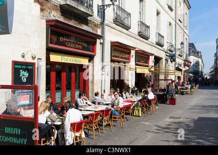 Caffè in Piazza Plumereau nel quartiere vecchio della città, gite, Indre et Loire, Francia Foto Stock