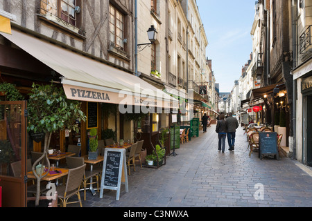 Ristoranti di Rue de la Rotisserie vicino a Place Plumereau nel quartiere vecchio della città, gite, Indre et Loire, Francia Foto Stock