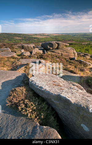 Vista di rocce e brughiera sull Hathersage Moor, il Peak District, Derbyshire, Regno Unito. Foto Stock