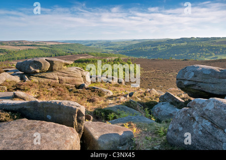 La madre Cap rock formazione su Hathersage Moor, il Peak District, Derbyshire, Regno Unito. Foto Stock