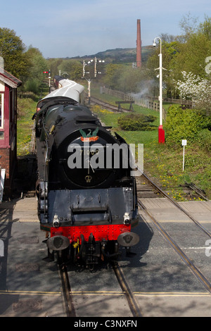 Ferrovie britanniche standard classe 8 East Lancashire Ferrovie naso del treno a vapore 71.000.Il duca di Gloucester avvicinando Ramsbottom stazione ferroviaria, REGNO UNITO Foto Stock