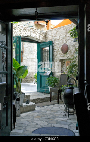 L'affascinante villaggio di Omodos nei Monti Troodos che mostra i dettagli del centro del villaggio Foto Stock