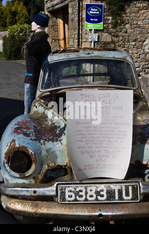 "Old Banger" fienile trovare arrugginito Sunbeam Talbot 90 Serie 3 1956 al Wray Annual Scarecrow and Village Festival, Lancaster, Lancashire, UK 2011 Foto Stock