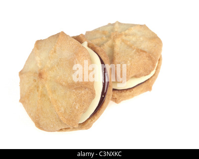 Cotta Dessert vortice Viennese biscotti riempito con marmellata e crema contro uno sfondo bianco con copia spazio o un tracciato di ritaglio e nessun popolo Foto Stock