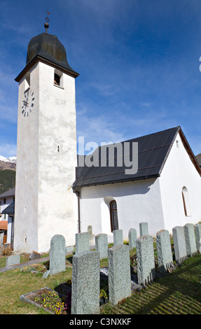 Classico bianco villaggio chiesa con cimitero, in Andeer dei Grigioni, Svizzera Foto Stock