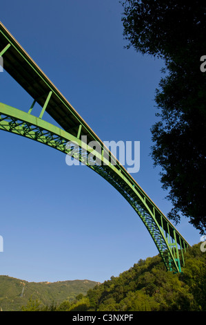 Arco in acciaio ponte sull'autostrada 154, scavalcando il vecchio tragitto carovaniere tra Santa Barbara e Santa Ynez, California Foto Stock