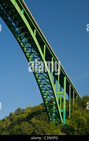 Arco in acciaio ponte sull'autostrada 154, scavalcando il vecchio tragitto carovaniere tra Santa Barbara e Santa Ynez, California Foto Stock