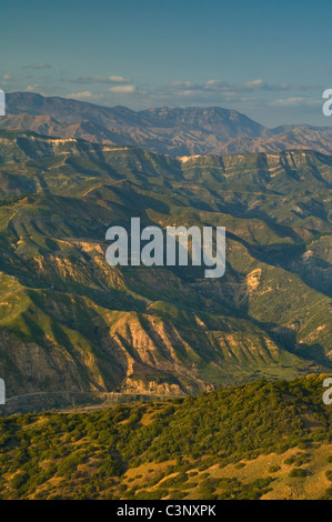 Guarda le aspre colline delle montagne di Santa Ynez, vicino a Santa Barbara in California Foto Stock