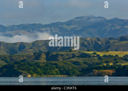 Aspre colline verdi in primavera oltre il Lago di Cachuma, vicino Santa Ynez, Santa Barbara County, California Foto Stock