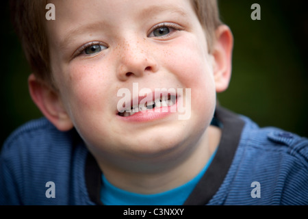 Un ragazzo si mette in mostra la sua mancante dente anteriore. Foto Stock