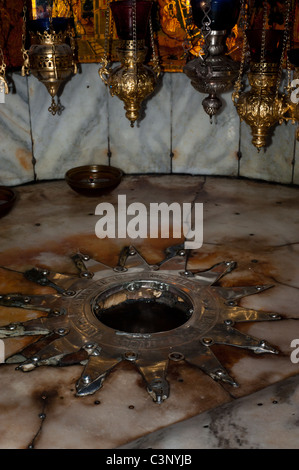 Un silver star segna il sito tradizionale della nascita di Gesù in una grotta di Betlemme sotto la chiesa della Natività. Foto Stock