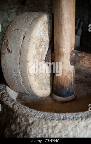 Israele Palestina antico cibo biblica smerigliare storico manuale di storia della macina di mulino vecchio olio di frantoio mola di pietra Foto Stock