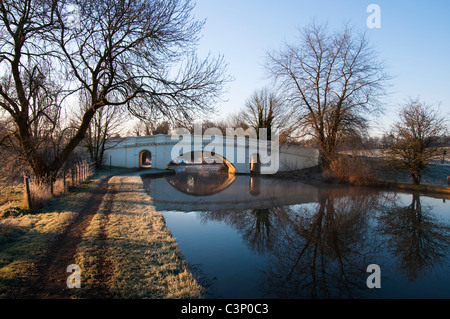 Grove ponte sopra il Grand Union Canal Foto Stock