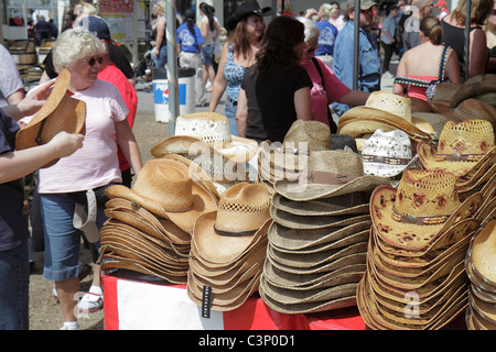 Plant City Florida,Florida Strawberry Festival,evento,cappello cowboy,paglia,prodotti al dettaglio,vendita vetrina,merchandising,packaging,marche,shopping shopper Foto Stock