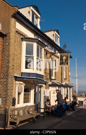 Il Lord Nelson pub con i clienti al di fuori seduta a Southwold , Suffolk , Inghilterra , Inghilterra , Regno Unito Foto Stock