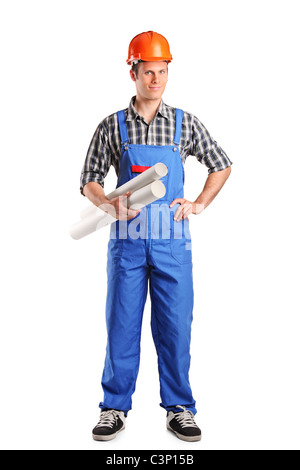 A piena lunghezza Ritratto di un lavoratore edile che indossa il casco e azienda blueprints Foto Stock
