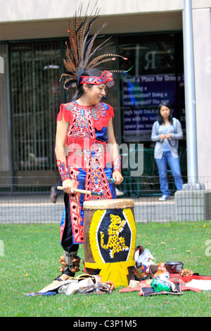 Troupe di danza nativa americana che si esibisce al festival Earthstock presso la Stony Brook University, Long Island, NY Foto Stock