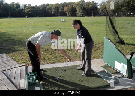 Lakeland Florida, golf driving range, pratica, sport, swing, swing, colpire, palline, lezione, insegnante, insegnanti, studenti istruzione alunni alunni, adulto Foto Stock