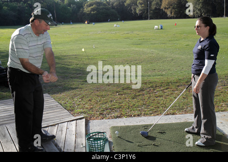 Lakeland Florida, golf driving range, pratica, sport, swing, swing, colpire, palline, lezione, insegnante, insegnanti, studenti istruzione alunni alunni, adulto Foto Stock