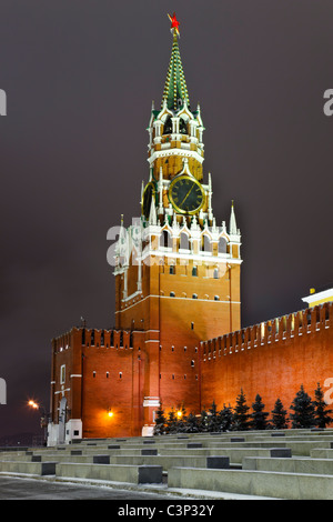 Un Spassky torre della parete del Cremlino sulla Piazza Rossa. Vista notturna. Mosca, Russia Foto Stock
