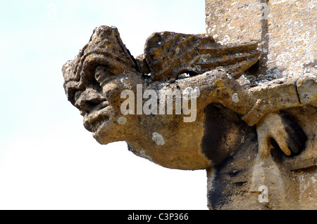 Gargoyle sulla chiesa di San Pietro, Winchcombe, Gloucestershire, England, Regno Unito Foto Stock